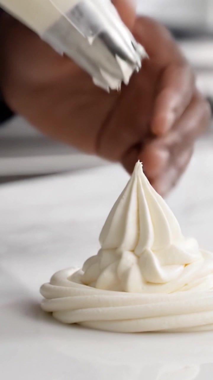 A Step-by-Step Guide to Perfectly Piped Cream: The Art of Creating Beautiful Swirls and Shapes in Your Culinary Creations