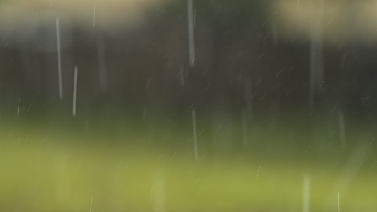 regndråber, der falder på en uskarp baggrund