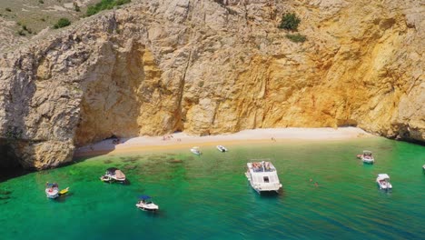 Touristen-Am-Goldenen-Buchtstrand-Auf-Der-Insel-Krk-In-Der-Adria-In-Kroatien,-Antenne