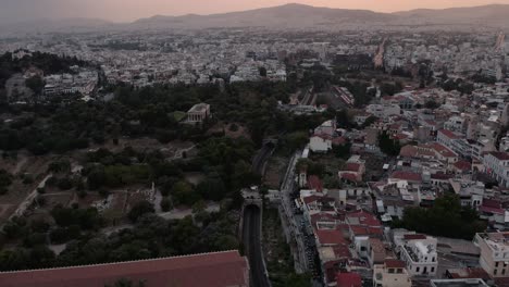 panorama de atenas, grecia antes de la puesta del sol - toma aérea de drones
