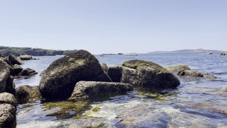 Statische-Aufnahmen-Einer-Küstenszene-Mit-Felsen-Und-Klarem-Wasser-In-Sanxenxo
