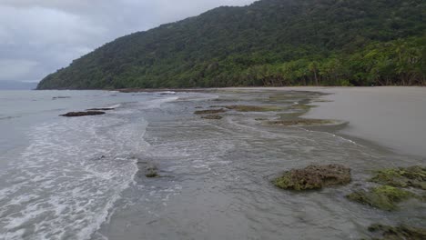 Drone-Vuela-Sobre-Los-Arrecifes-De-Coral-En-La-Superficie-Del-Agua-En-El-Parque-Nacional-De-Daintree-En-Cape-Tribulation,-North-Queensland,-Australia