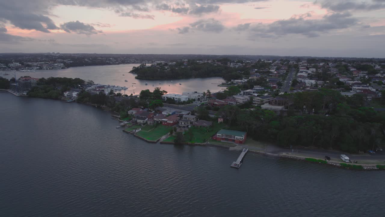 도시와 강의 공중 영상