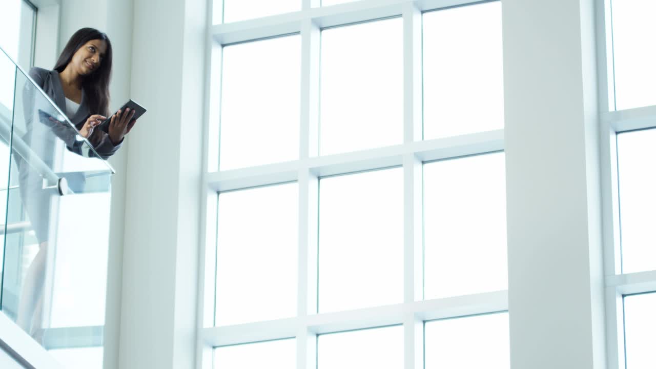 joven mujer de negocios asiática india usando una tableta con pantalla táctil