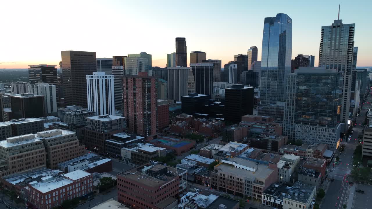 Ampia inquadratura dello skyline del centro di Denver, Colorado, durante una splendida alba
