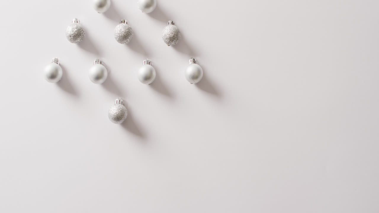 Video di palline bianche che formano un albero di Natale e spazio per il testo su sfondo bianco