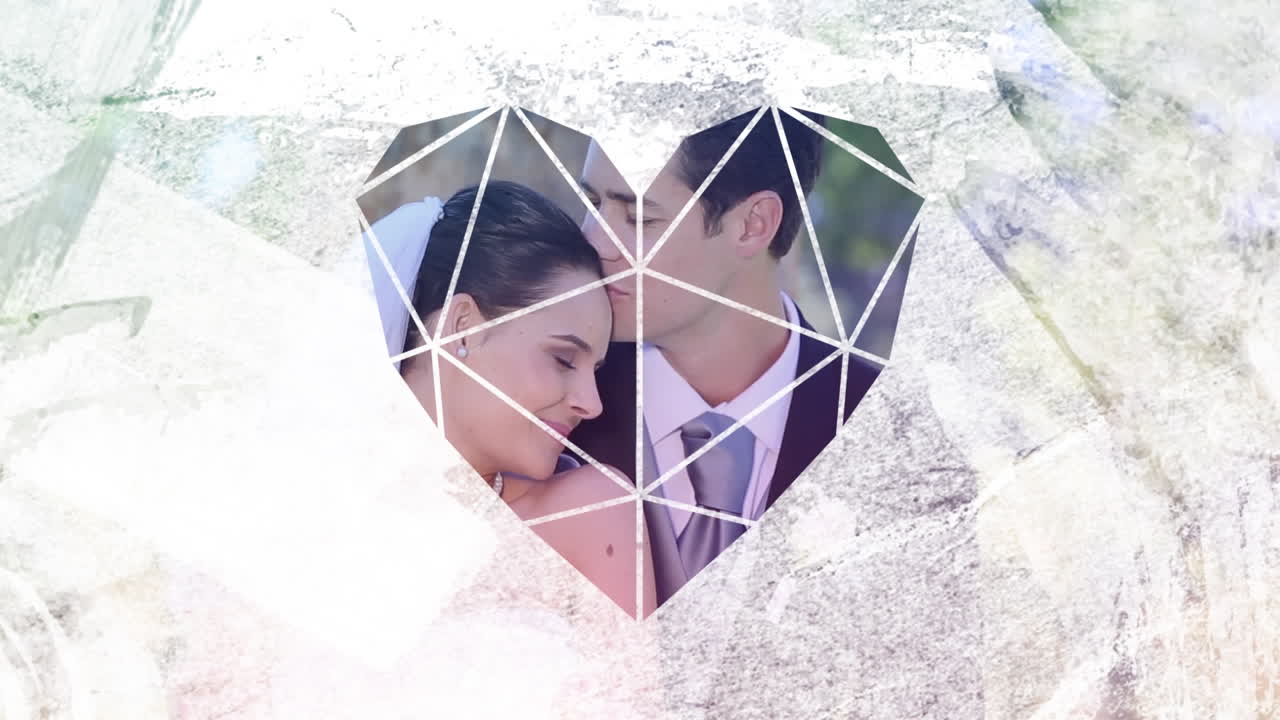 그냥 하 ⁇  심장 모양의 전면을 통해 결혼 한 커플