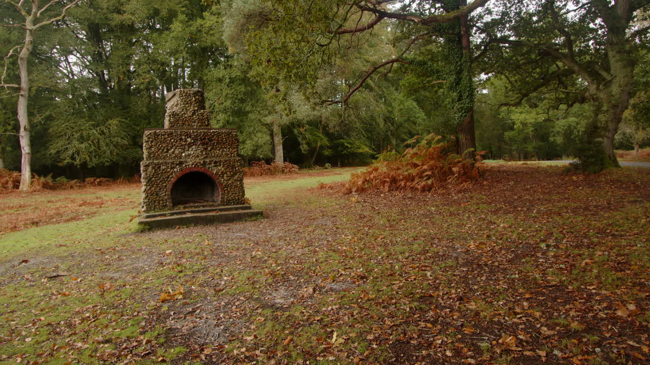 Inquadratura grandangolare del Memoriale di guerra della Prima Guerra Mondiale con caminetto portoghese a Lyndhurst, New Forest