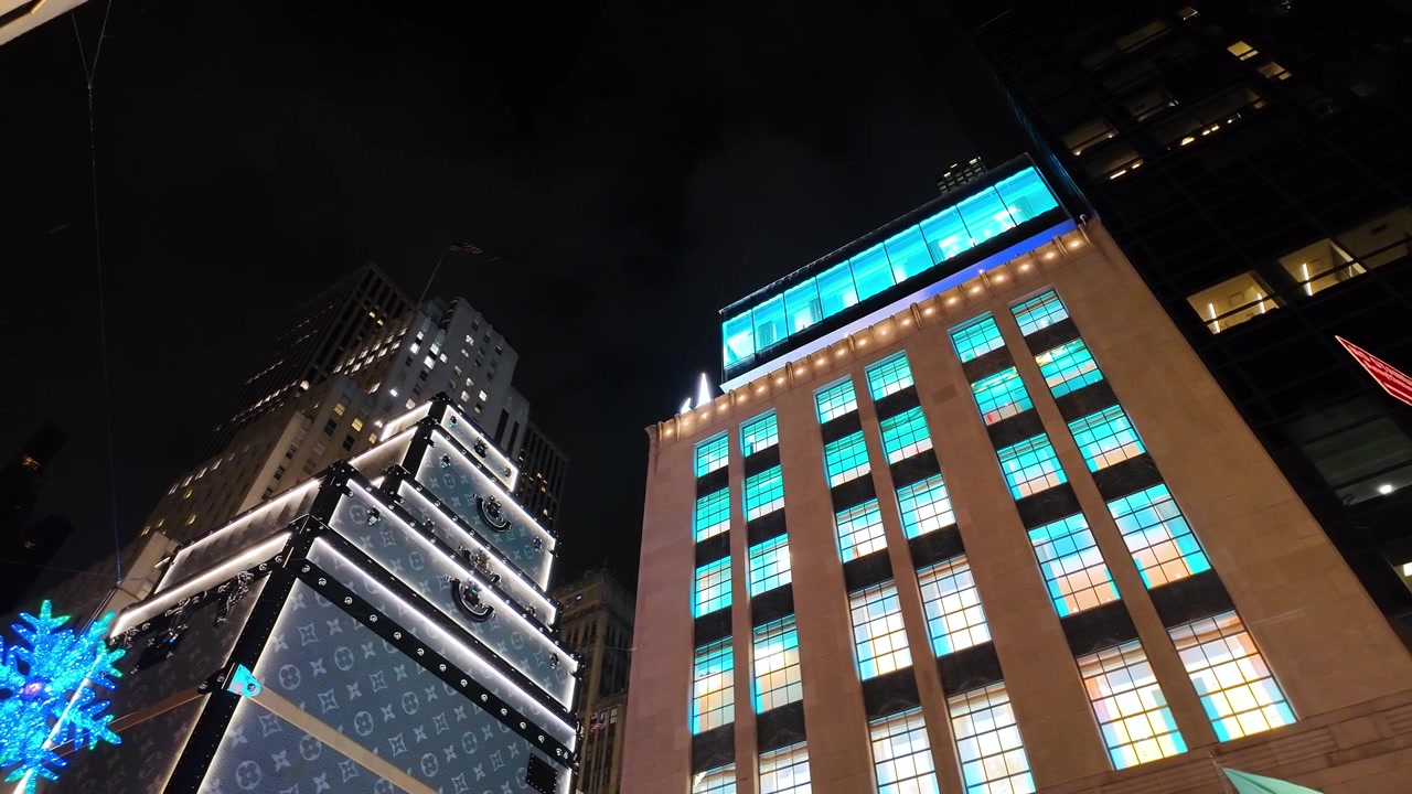 New York, USA, 25 dicembre 2025: Luci brillanti degli edifici a New York City durante la notte. Luci brillanti illuminano gli edifici di New York City di notte