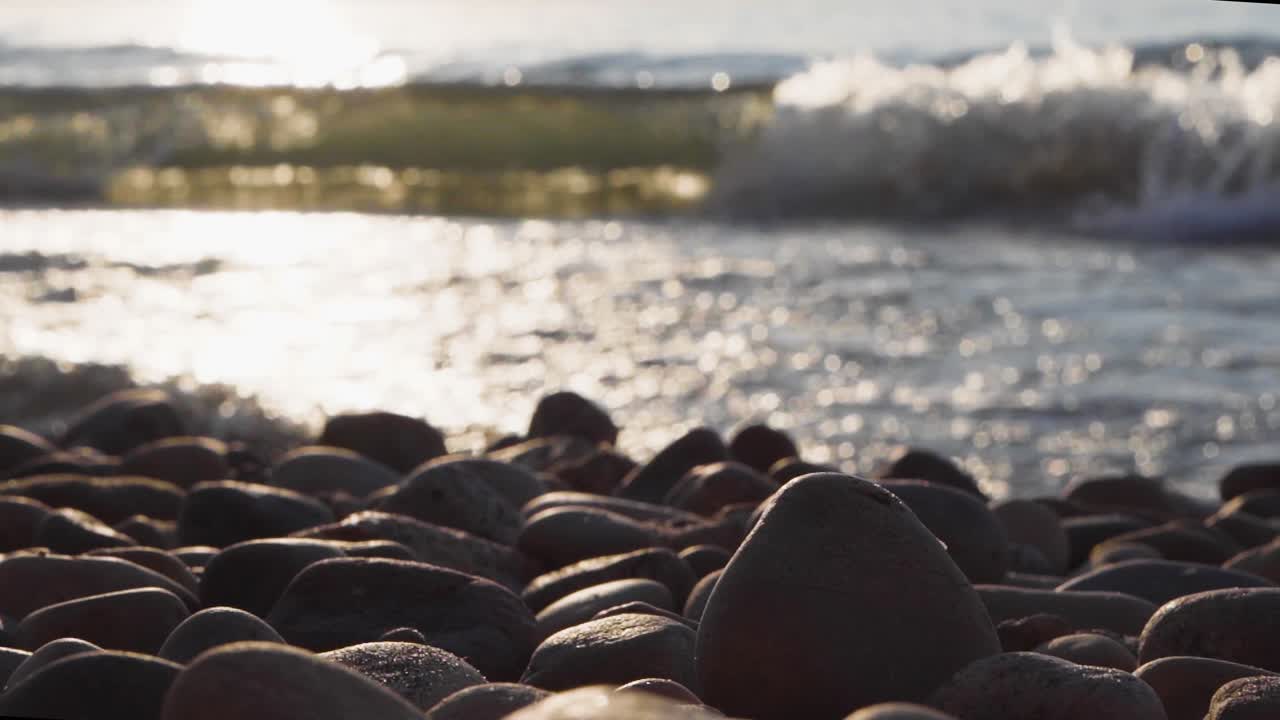 해가 지는 해변에서 파도가 부히는 미시간 웨스트 사이드