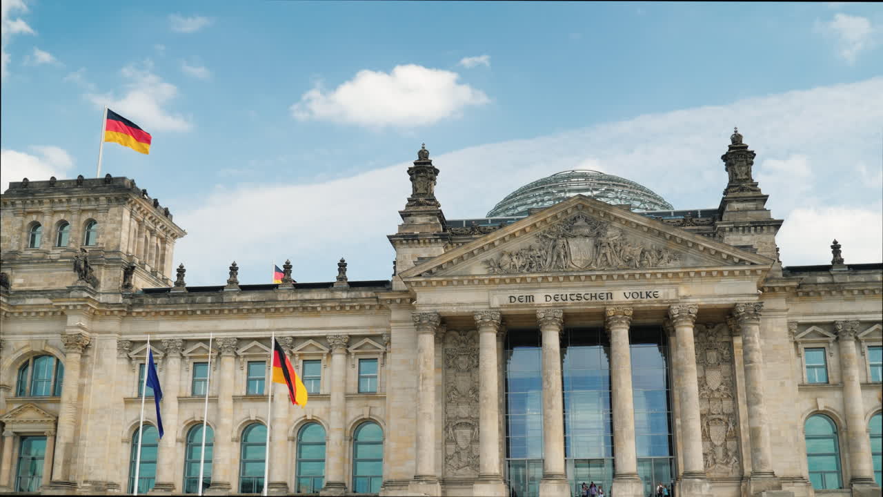 el bundestag en berlín en un claro día de primavera 02