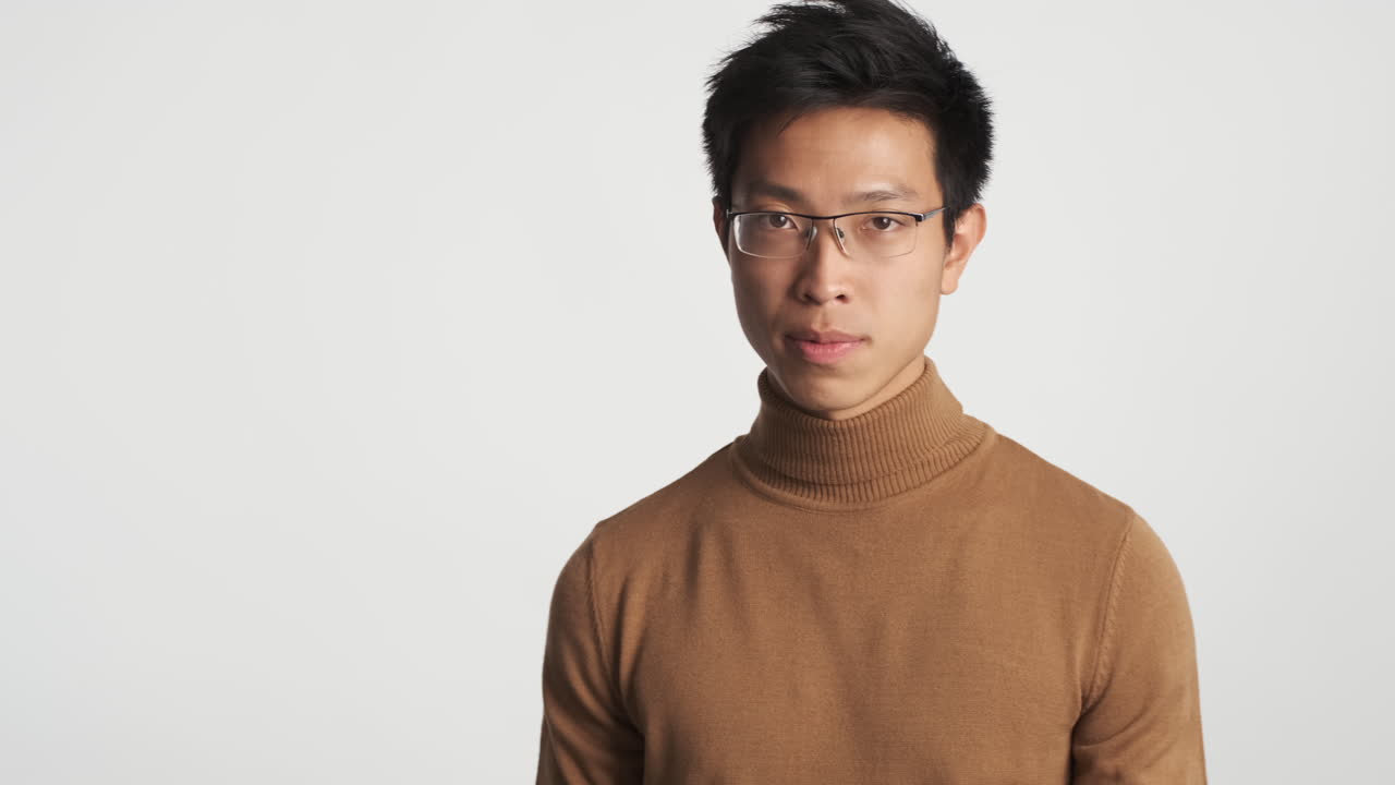 안경을 쓴 아시아인 남자가 화를 내며 소리쳤다.