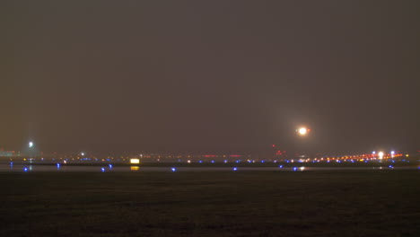 Flugzeuglandung-In-Der-Nacht