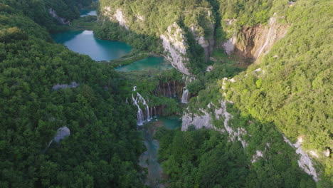 Toma-Aérea-Del-Parque-Nacional-Del-Lago-Plitvice-En-Croacia,-Europa-15