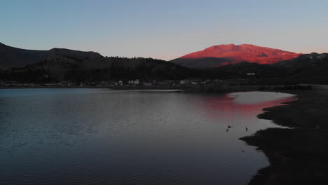 Antena---Puesta-De-Sol-En-El-Lago-Agrio,-Caviahue,-Patagonia-Argentina,-Cámara-Lenta-Hacia-Adelante