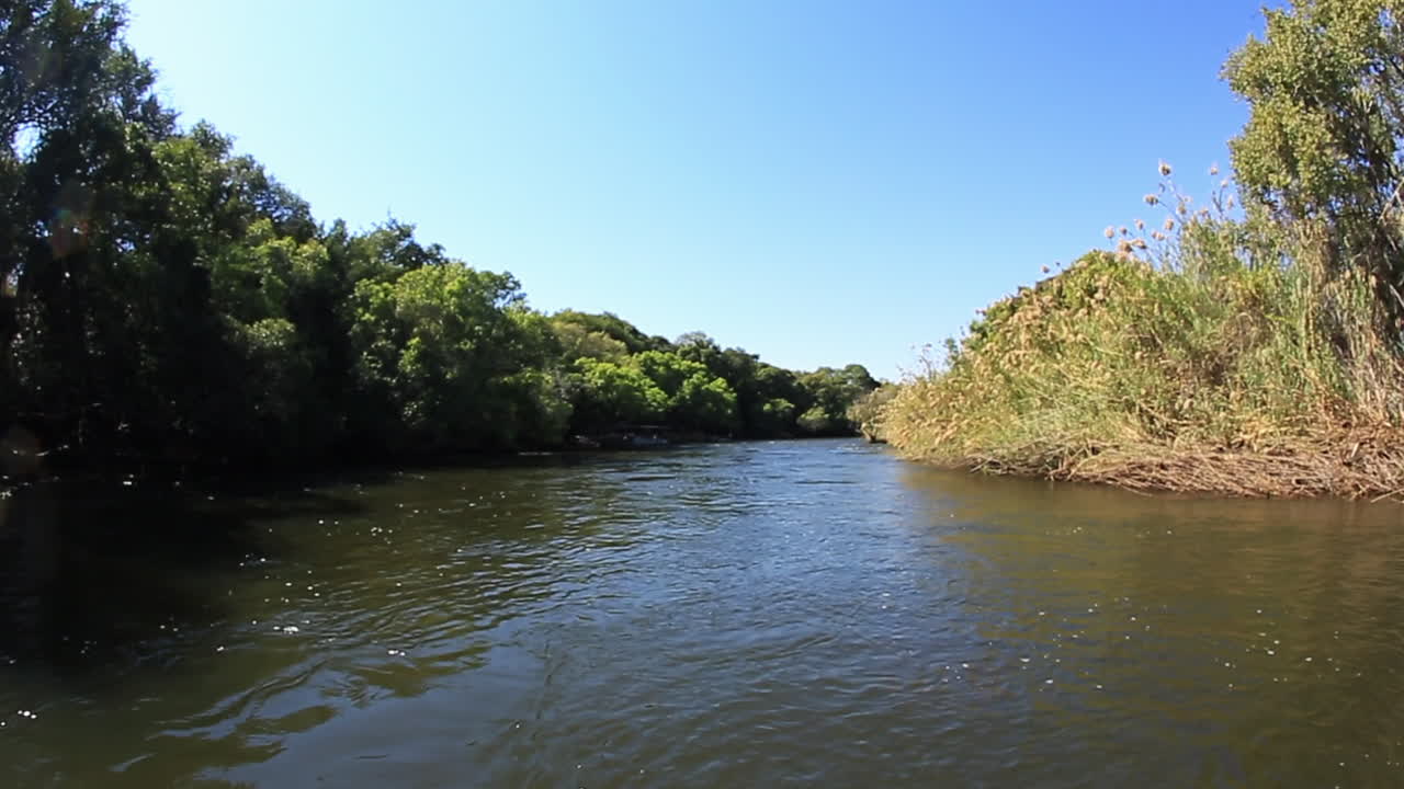 los rápidos de chobe vistos desde un barco fluvial de aluminio en verano cuando el agua estaba baja