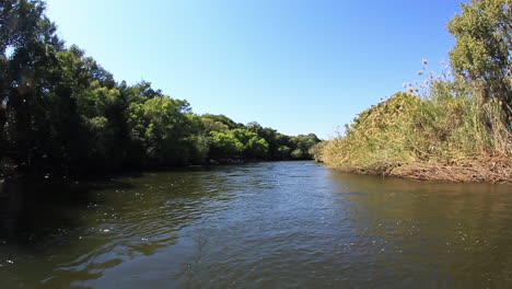 Los-Rápidos-De-Chobe-Vistos-Desde-Un-Barco-Fluvial-De-Aluminio-En-Verano-Cuando-El-Agua-Estaba-Baja