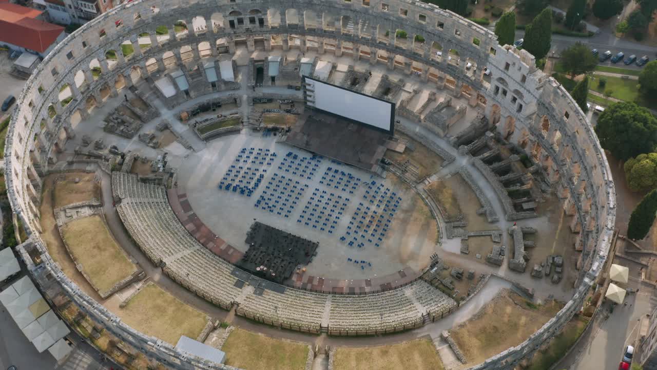 vista aérea de la gran arena de pula con un escenario con una pantalla en croacia