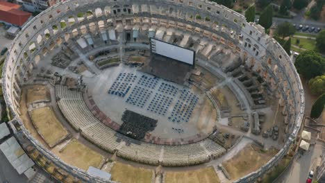 Vista-Aérea-De-La-Gran-Arena-De-Pula-Con-Un-Escenario-Con-Una-Pantalla-En-Croacia