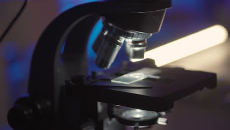 primer plano de un microscopio