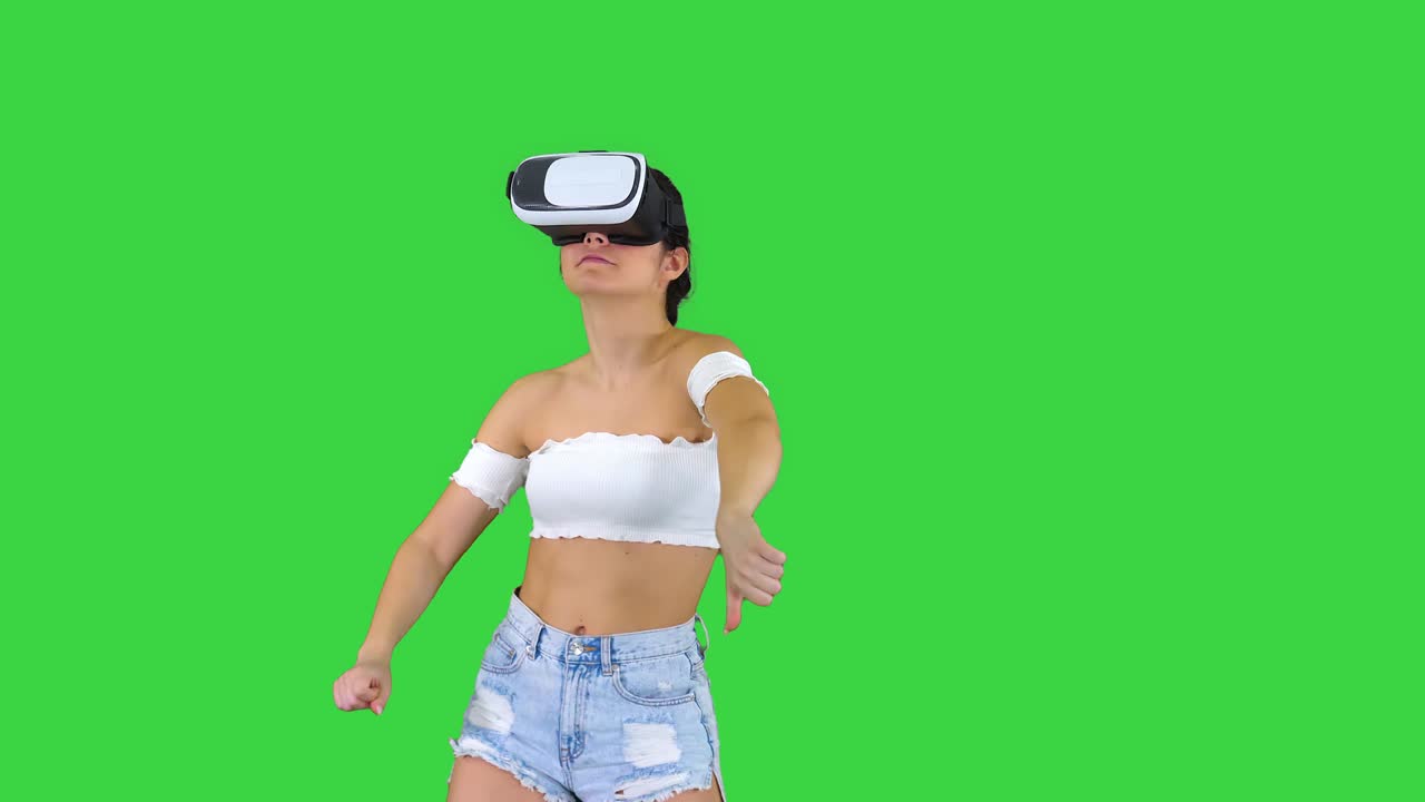 chica linda bailando mientras tiene su vr en el tiempo de baile en una pantalla verde, clave de croma