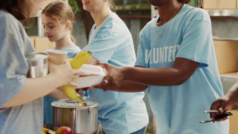 Freiwillige-Verteilen-Lebensmittelspenden