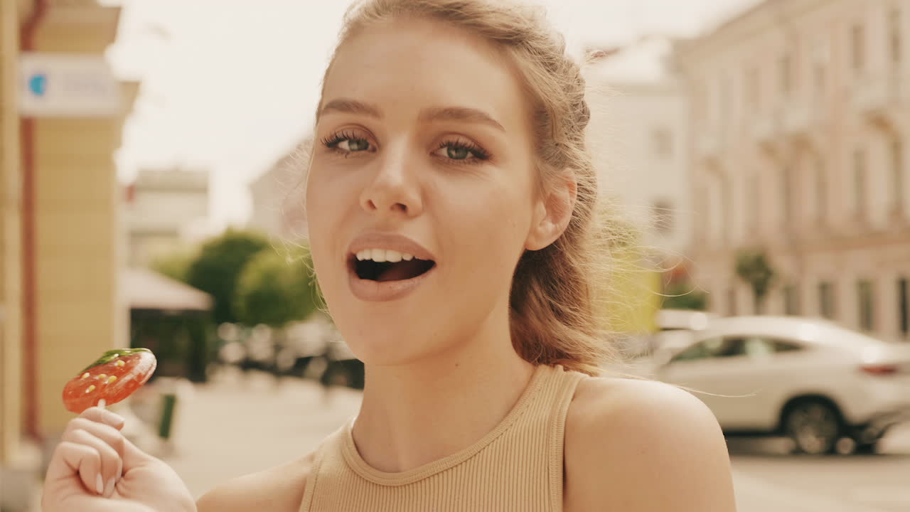 거리에서 릴리팝을 즐기는 여자