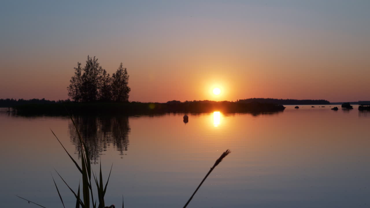 Ohromující východ slunce odrážející se na jezeře ve Vaase, Finsku.