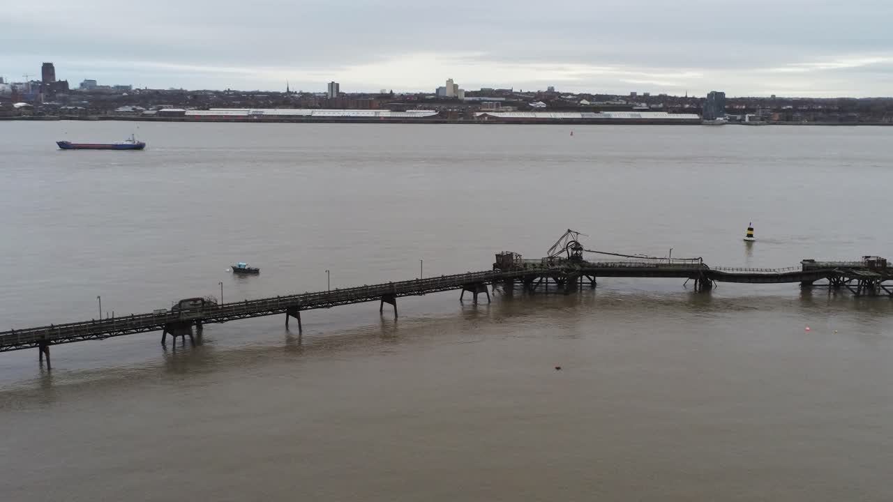 Droneutsikt Tranmere oljeterminal Birkenhead kystnær petrokjemisk havn Mersey-elven distribusjon Liverpool skyline