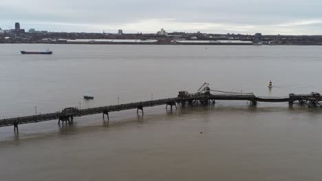 Drohnenblick-Tranmere-Oil-Terminal-Birkenhead-Petrochemischer-Küstenhafen-River-Mersey-Distribution-Liverpool-Skyline