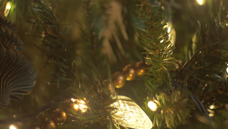 adornos de árbol de navidad y luces en un primer plano, bokeh, movimiento deslizante, decoraciones de moda, de derecha a izquierda