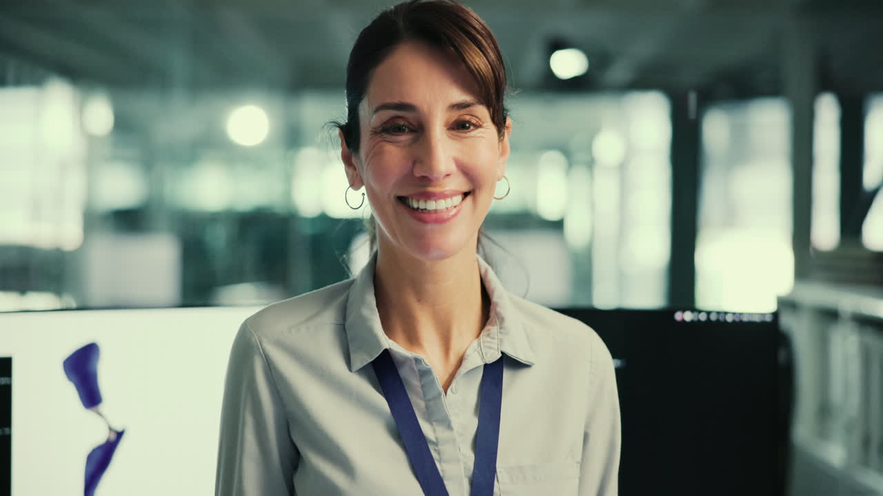 mujer de negocios sonriente en una oficina