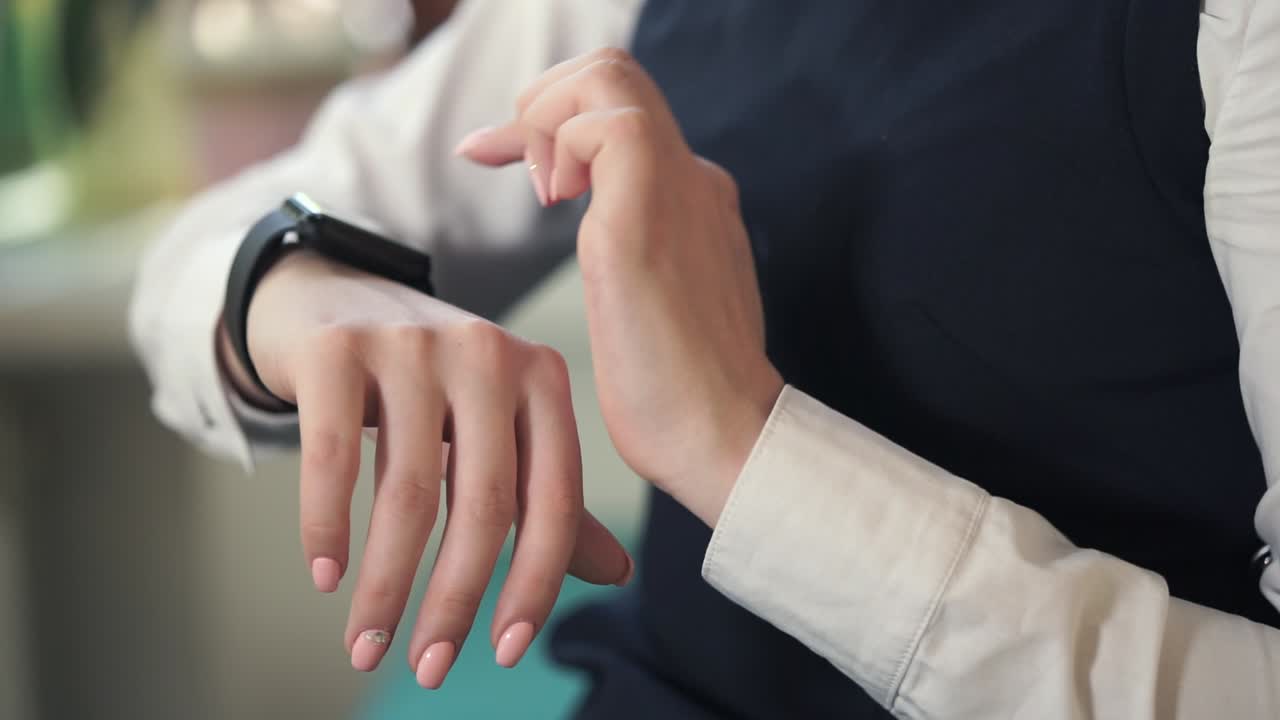 스마트워치에서 시간을 확인하는 여성