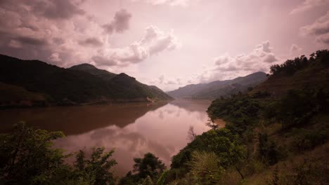 agua mekong de movimiento lento represada sobre la represa xayaburi, laos