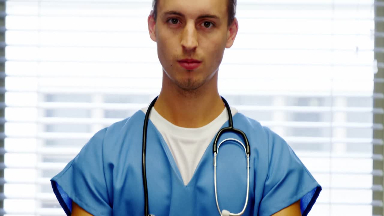 Medico sicuro di sé in piedi in ospedale.
