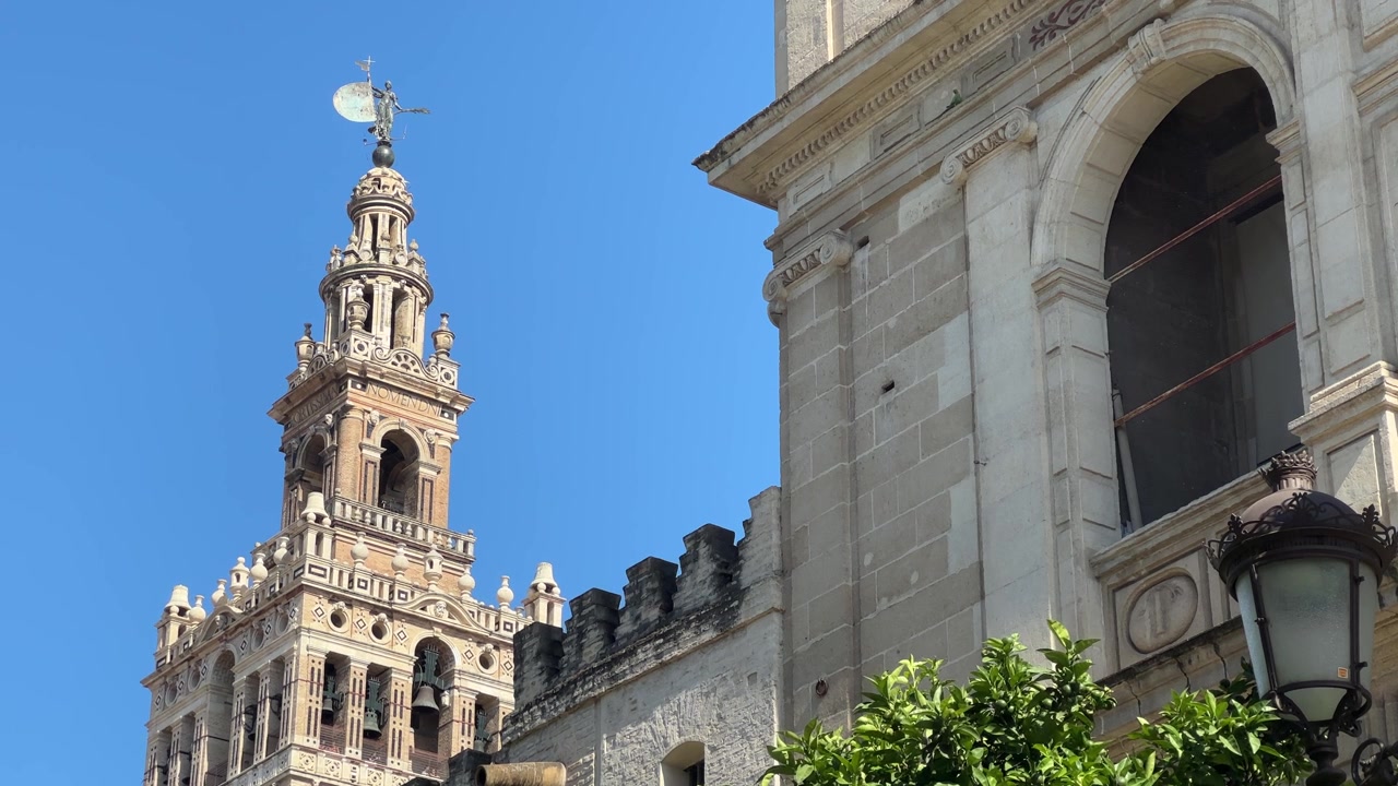 Catedral de Sevilha e La Giralda em Plano Geral na Espanha.