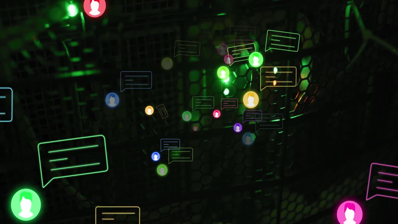 animación de iconos de redes sociales y procesamiento de datos sobre el hombre usando computadora.