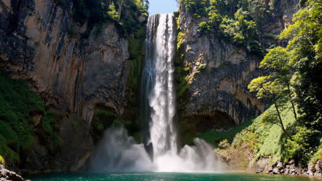 impresionante cascada en un bosque exuberante