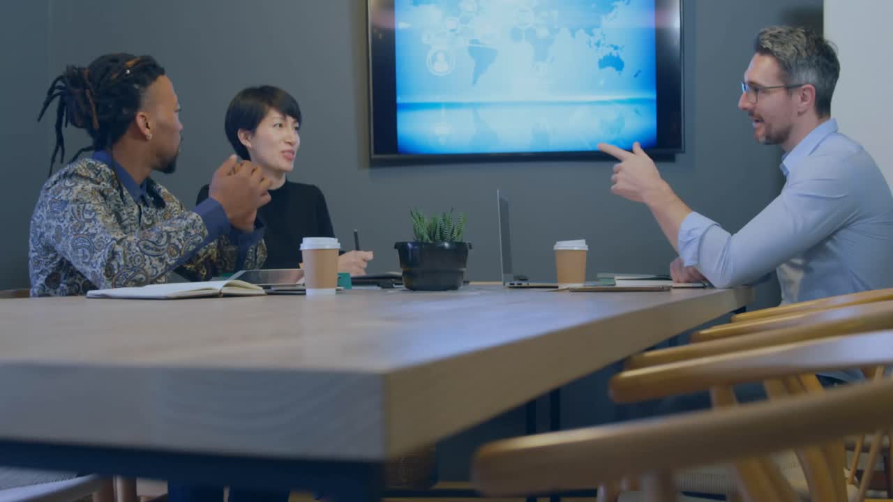 다양한 동료들이 사무실에서 함께 토론하는 것에 대한 통계 데이터 처리의 활성화