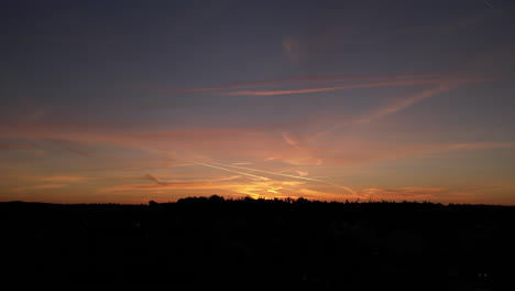 Sonnenuntergang-über-Einem-Kleinen-Dorf-In-Deutschland---Sachsen---Windkraftanlagen-Im-Hintergrund