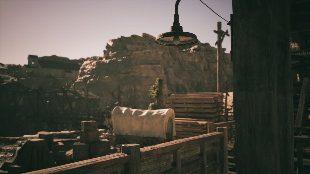 Una città western vintage con strutture rustiche e un paesaggio polveroso al crepuscolo