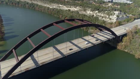 este video es sobre una vista aérea del puente pennybacker en austin, texas