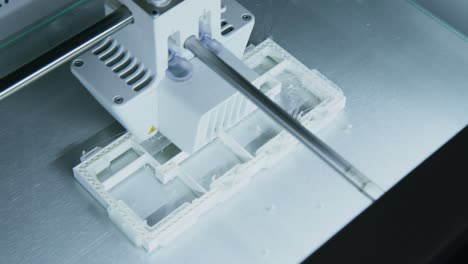3D-Drucker-Arbeitet-Am-Drucken-Eines-Architekten-Gebäudeplans-Im-Büro,-Moderne-Technologie