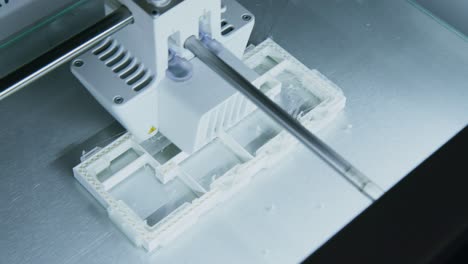 impresora 3d trabajando en la impresión de un plan de construcción de arquitectos en la oficina, tecnología moderna