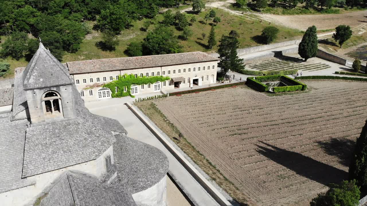 Un drone si alza vicino all'abbazia di Sénanque in Provenza in un giorno soleggiato di luglio