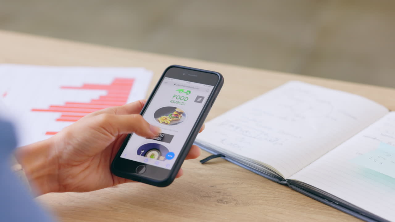 음식, 주문 화면 및 식사에 대한 전화로 손