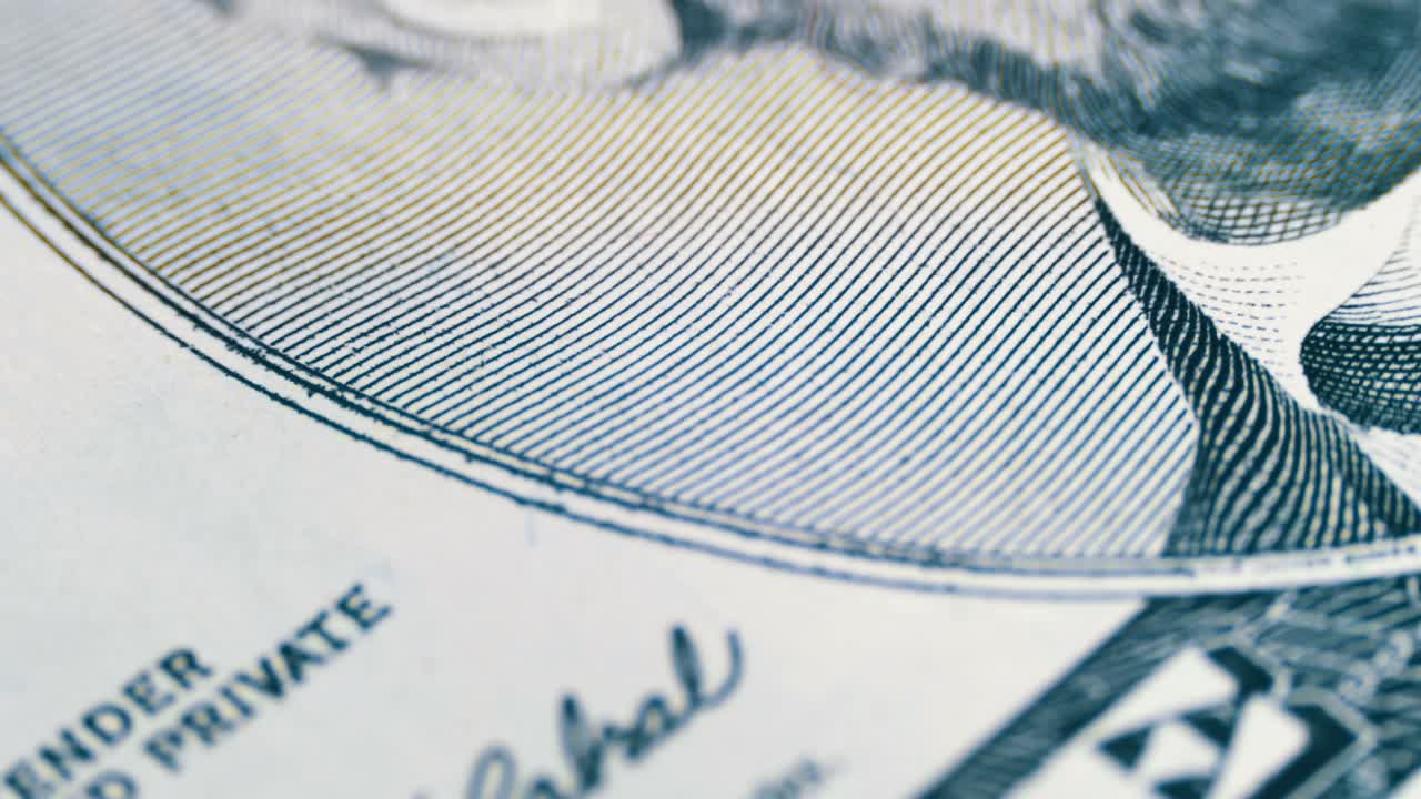 el rostro de abraham lincoln girando lentamente en el billete de cinco dólares