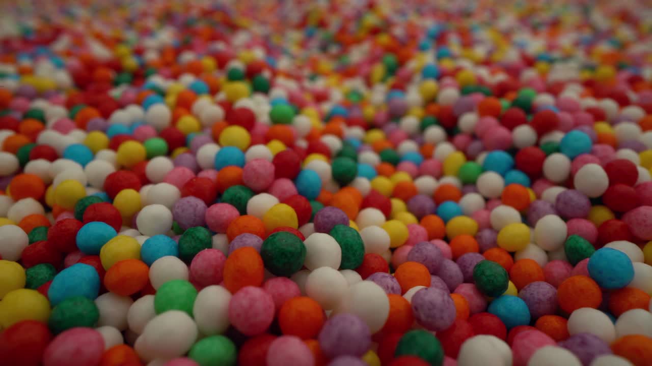 los coloridos macros de confitería salpican el fondo del movimiento.