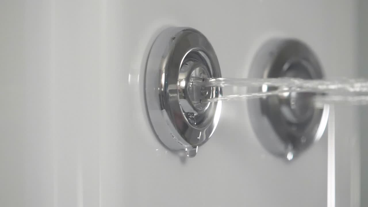 pulverización de agua desde el cabezal de la ducha