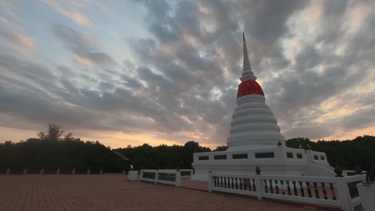 Nuvole che si librano alte sopra l'antica Phra Chedi Klang Nam, un piccolo e bellissimo tempio-pagoda bianco a Rayong, Thailandia - Timelapse
